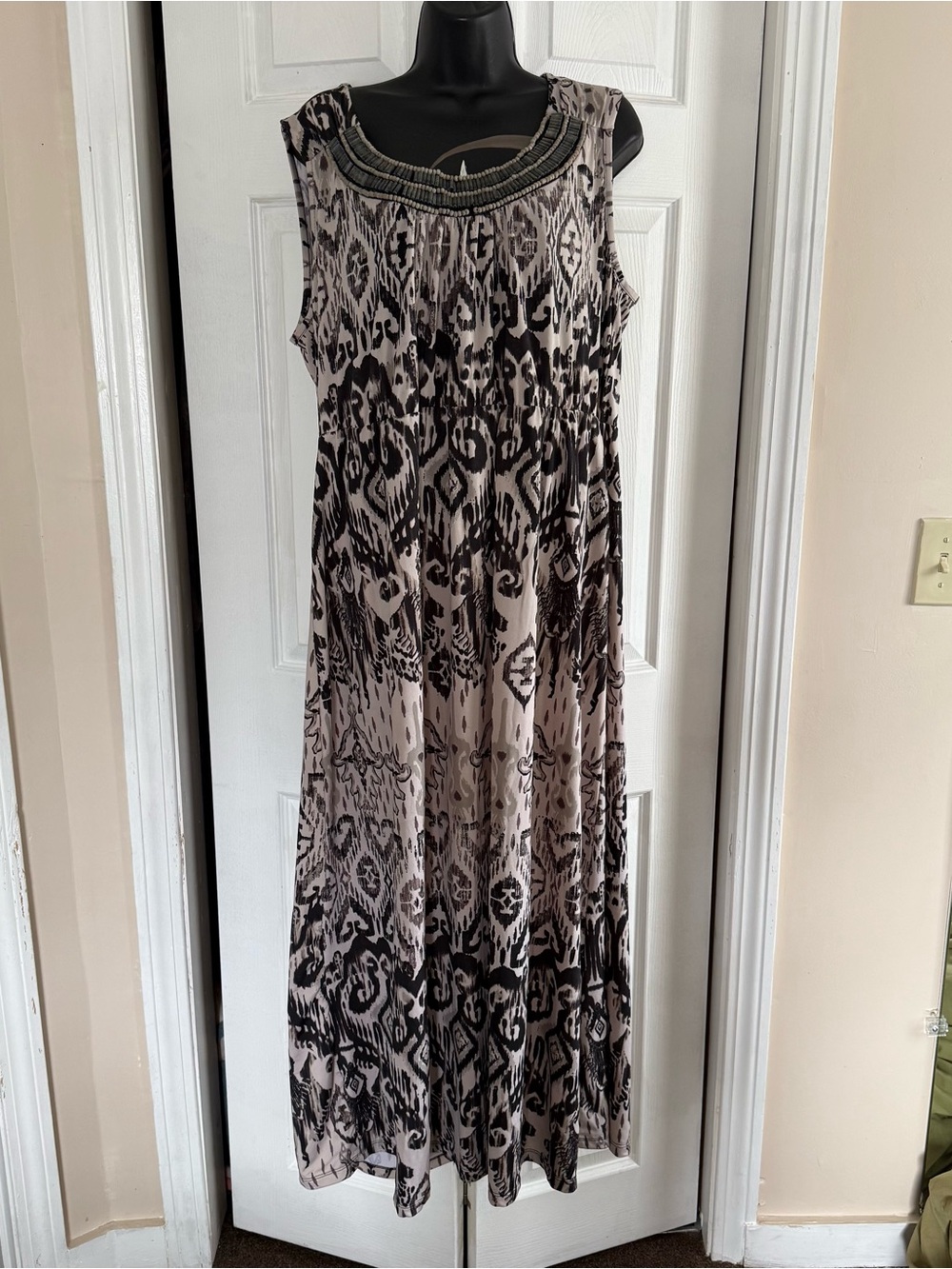 Jaclyn Smith Black and Cream Printed Sleeveless Maxi Dress